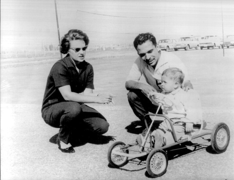 File:King-Hussein-and-Princess-Muna-with-their-first-son-Prince-Abdullah-142364390486.jpg