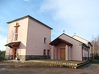 Įėjimas į vienuolyną (kairėje) ir jo koplyčią (dešinėje)