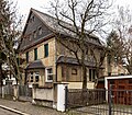 Einfamilienhaus mit Vorgarten und Einfriedung