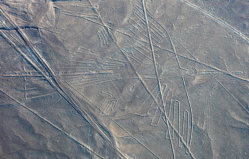 Перудің оңтүстігіндегі Назка шөлінде орналасқан Назка сызықтары геоглифтерінің бірі - "Кондор" құстардың көрінісі. ЮНЕСКО-ның осы дүниежүзілік мұра сайтының геоглифтері (1994 жылдан бастап) Назка мен Пальпа қалалары арасындағы 80 км (50 миль) үстіртте орналасқан және кейбір зерттеулерге сәйкес, Б. з. д. 500 жылдан б. з. 500 жылына дейін.