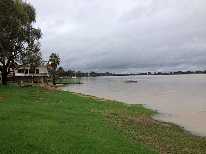 File:Lake Albert full due to heavy rain at the lake and the catchment (4).jpg