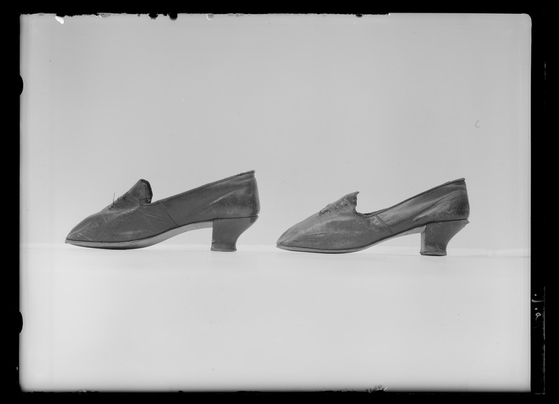 File:Lakejsko, pumps, gjorda av mörkbrunt getskinn - Livrustkammaren - 26169.tif