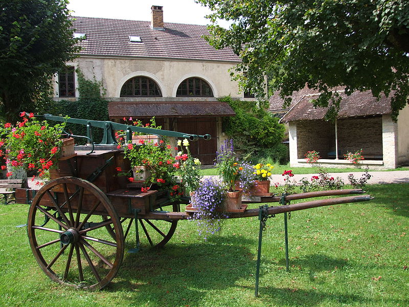 File:Le Bussière - Place et Lavoir.jpg