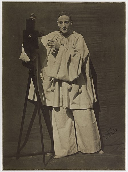 File:Le mime Charles Deburau (1829-1873) en Pierrot photographe, PH4837(2).jpg