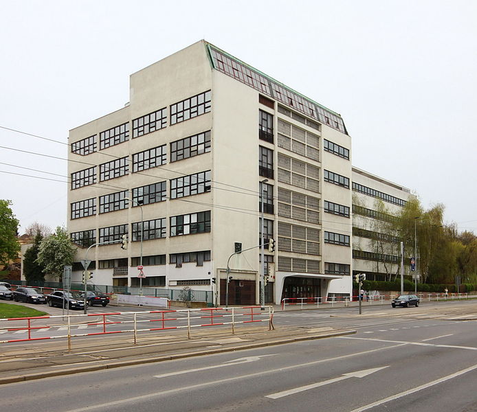 File:Linhart gymnasium Prague.JPG