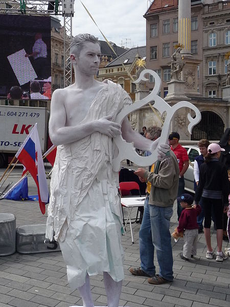 File:Living statues, Brněnské běhy 2010 (13).jpg