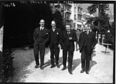 Alexis Leger à Locarno en 1925. De gauche à droite : Saint-John Perse, Henri Fromageot, Aristide Briand, Philippe Berthelot.