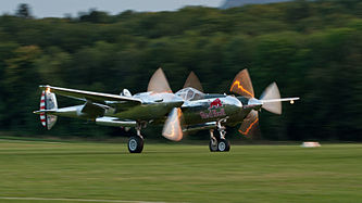 English: Red Bull (The Flying Bulls) Lockheed P-38L Lightning (reg. N25Y, cn 422-8509, built in 1944). Engine: 2 × Allison V1710 (2 × 1.475 hp). Deutsch: Red Bull (The Flying Bulls) Lockheed P-38L Lightning (Reg. N25Y, cn 422-8509, Baujahr 1944). Antrieb: 2 × Allison V1710 (2 × 1.475 PS).