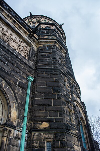 File:Looking up at SW corner - Garfield Memorial - Lake View Cemetery - 2014-11-26 (17355396549).jpg