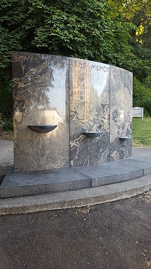 Sadık B Stearns Memorial Fountain.jpg