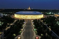 A remények útján a Luzsnyiki Stadionig (háttérben az Állami Egyetem főépülete)