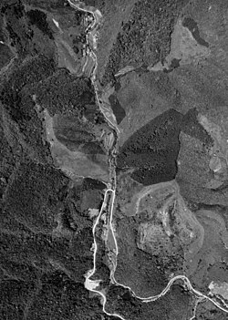 旧集落が現存するダム建設前の空中写真（国土地理院 1961年撮影）[3]。撮影当時は、県道21号線がまだ無かった頃である。