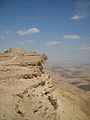 * English: View at Makhtesh Ramon crater towards the East. * Deutsch: Blick auf den Kraterrand des Makhtesh Ramon - in der Nähe von Mitzpe Ramon.