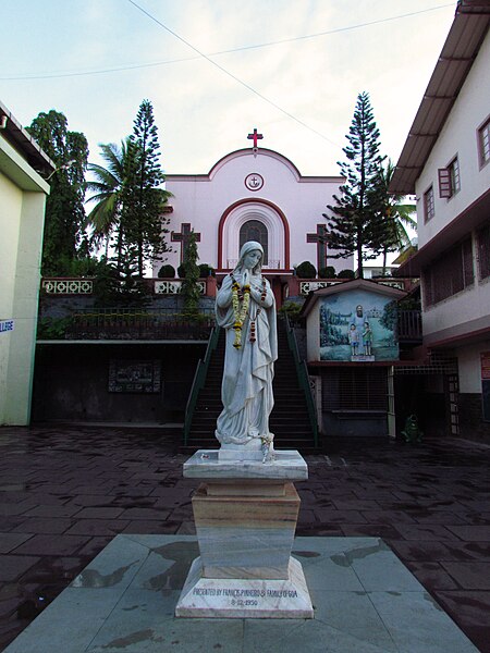 File:Mandapeshwar caves & Portuguese churches 04.jpg