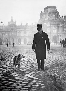 Gustave Caillebotte avec le chien Bergère sur la place du Carrousel, 1892.