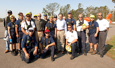 Michael Brown et Michael Chertoff posent parmi une équipe de sauvetage de la FEMA.