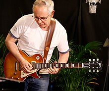 Als Hobbymusiker und Gitarrist spielt Michael Vassiliadis zu besonderen Anlässen in der Projektband No Time von Gewerkschaftsmitgliedern.