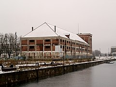 L'entrepôt et les bureaux en 2010 avant réhabilitation.