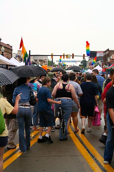 File:Motor City Pride 2007 - crowd - 3524.jpg