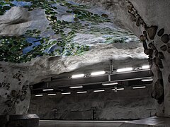 Waterlelies op het plafond boven de doorgang tussen de perrons