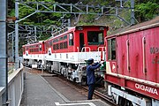 井川線の上り列車の機関車側（麓側）に連結されるED90形アプト式電気機関車。