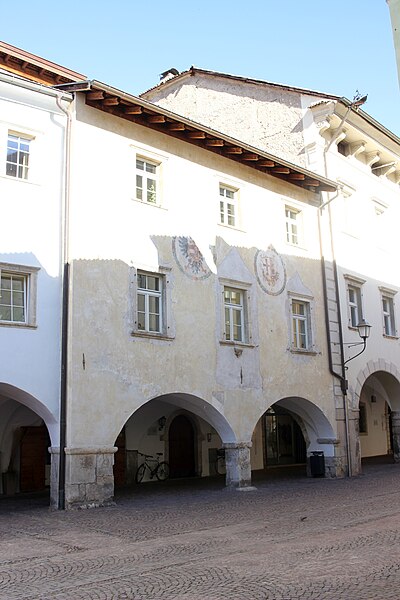 File:Neumarkt Altes Schulhaus Lauben 22-24.jpg