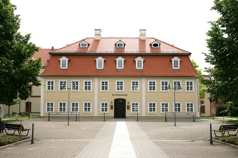 File:Niesky - Zinzendorfplatz - Stadtbibliothek 01 ies.jpg