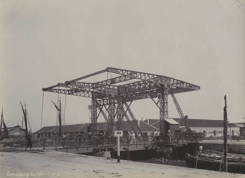 File:Nieuwe ophaalbrug over de Kali Baroe in de haven te Semarang, KITLV 117564.tiff