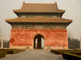 Un pabellón cuadrado con una tortuga bisi a la entrada del complejo funerario de los 13 emperadores Ming cerca de Beijing.r