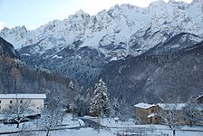 Scorcio della frazione di Camposilvano di Vallarsa in inverno, sullo sfondo il Gruppo del Carega.