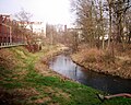 An den Shedhallen der vormaligen Tresorfabrik (heute Objekt des Verbandes Bildender Künstler Berlins) endet die naturartige Kanalisierung der Panke.