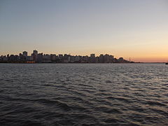 Centro de Porto Alegre visto desde el río Guaíba.