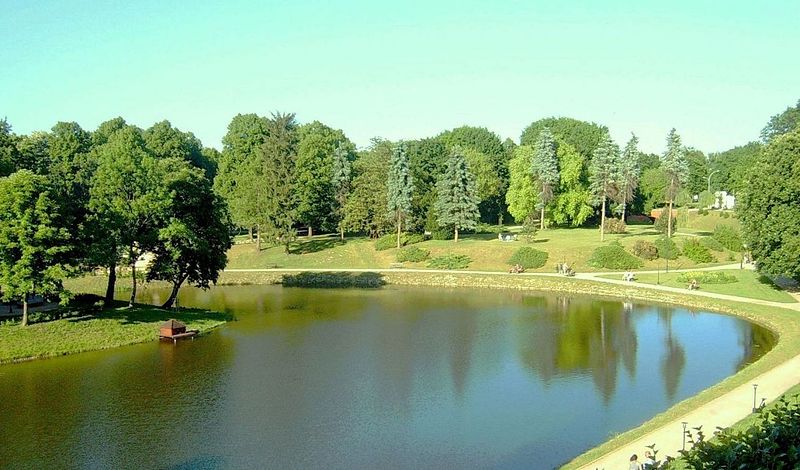 File:Park miejski zamość.JPG