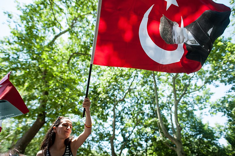 File:Peaceful daytime demonstrations in Taksim park. Events of June 3, 2013.jpg