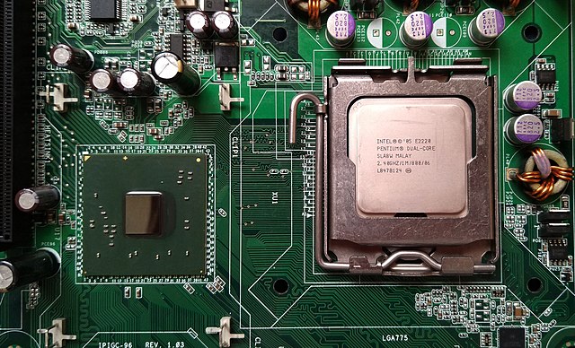 Intel i945GC Northbridge with Intel Pentium Dual-Core E2220 2.40 GHz on an Intel D945GCCR motherboard (c. 2007)