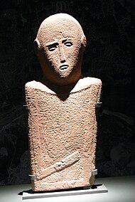 Anthropomorphic stela (4th millennium BC), sandstone, 57x27 cm, from El-Maakir-Qaryat al-Kaafa (National Museum of Saudi Arabia, Riyadh) Pergamon-Museum - Anthropomorphe Stele 2.jpg