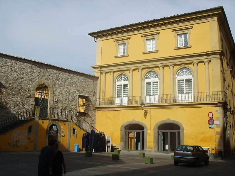 File:Piazza buonamici e palazzo vai, prato.JPG