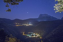 Uno scorcio del panorama osservabile dall’Eremo dell’Annunziata in una sera d’estate. Si possono notare gli abitati di Intermesoli (più in basso) e Pietracamela (più in alto). Sullo sfondo, il Gran Sasso.