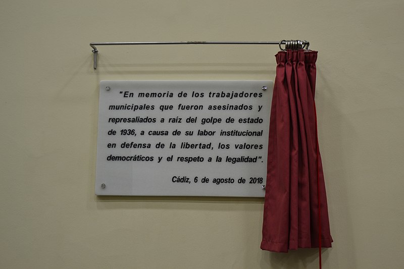 File:Placa en memoria de los trabajadores municipales represaliados por el franquismo en Cádiz (30033756078).jpg