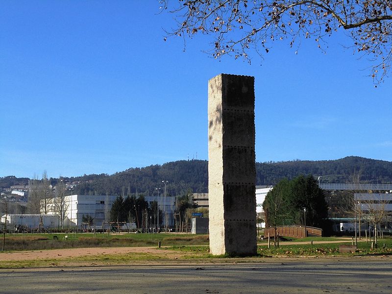 File:Pontevedra capital Monolito Ulrich Ruckriem.jpg