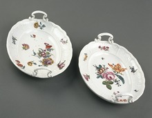 Two "osier pattern" dishes of the first "Sulkowski" type, Meissen, 1755-60 Porslin. Tva vita fat med blomsterdekor - Hallwylska museet - 89226.tif