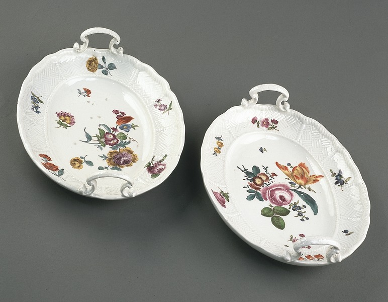 File:Porslin. Två vita fat med blomsterdekor - Hallwylska museet - 89226.tif
