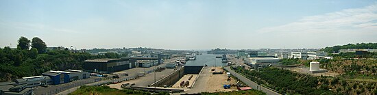 Port de Concarneau, depuis le Pont du Moros. Au premier plan la cale sèche de réparations