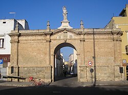 Порта Сан-Себастьяно, построенные в 1748 году, являются главными воротами в старый город.