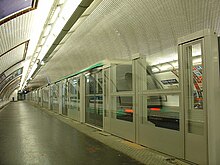 Portas de patamar na estação Porte Maillot na plataforma não utilizada em direção ao Château de Vincennes.