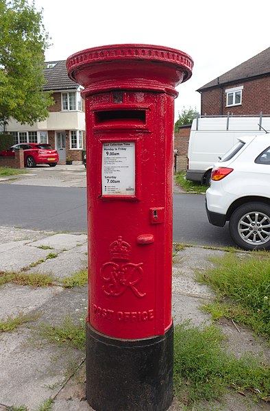 File:Post box on Town Lane, Higher Bebington.jpg