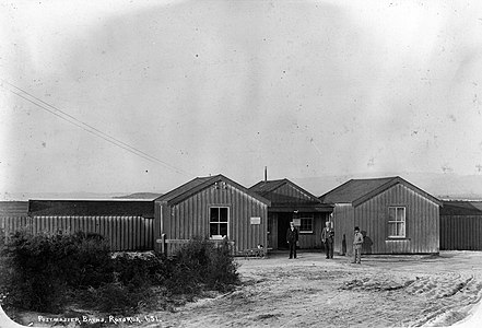 Photo de bâtiments en tôle.