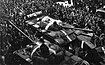 Натовп празьких протестувальників навколо радянських танків у перші дні вторгнення 1968 року