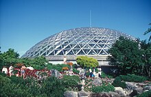 Bloedel Floral Conservatory, Vancouverin kasvitieteellinen puutarha, tämä kupoli toimii taustana ja paikkana jaksolle (sisä- ja ulkotiloissa).