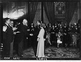 M. de Fontenay remet la médaille à Mme et M. Brunet Joly lors d’une réception des athlètes olympiques français à l’Hôtel de Ville de Paris, le 20 octobre 1932.